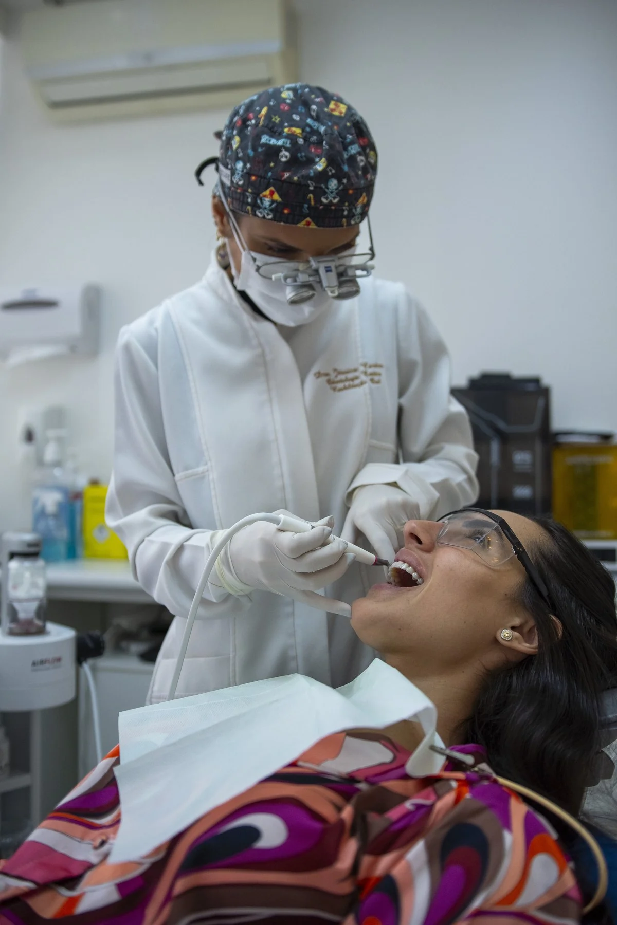 Procedimento de dentística no consultório da Dra. Jéssica Cardoso